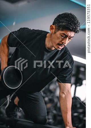 Sports gym, 40s, male, training Sports gym, 40s, male, training 119578351