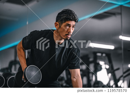 Man using a machine to train at the gym 119578570
