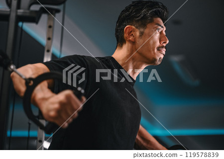 Man using a machine to train at the gym 119578839