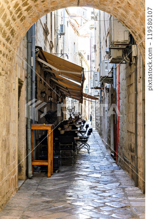 Narrow street with steep stairs in the old town of Dubrovnik, Croatia 119580107