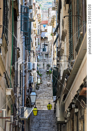 Narrow street with steep stairs in the old town of Dubrovnik, Croatia 119580108