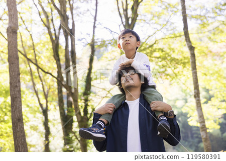一位父親肩上扛著兒子在森林裡 — 露營圖片 一位父親肩上扛著兒子在森林裡 — 露營圖片 119580391