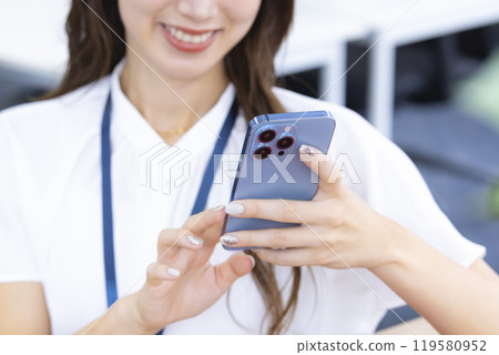 一個女人的手看著智能手機 一個女人的手看著智能手機 119580952