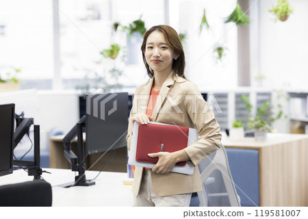 Business woman working in office 119581007