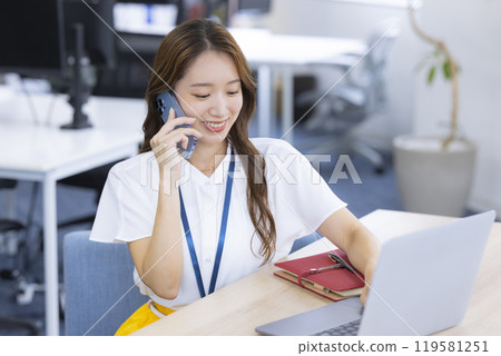Business, Smartphone, Woman working in office 119581251