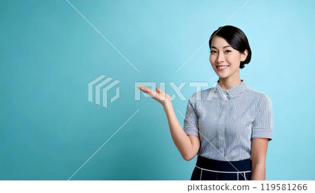 一位女士用手勢進行演示 一位女士用手勢進行演示 119581266