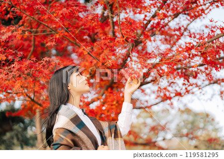 Autumn leaves and women 119581295