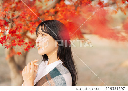 Autumn leaves and women 119581297