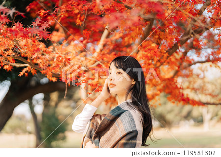 Autumn leaves and women 119581302