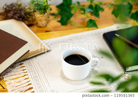 咖啡和書在桌子上 咖啡和書在桌子上 119581365