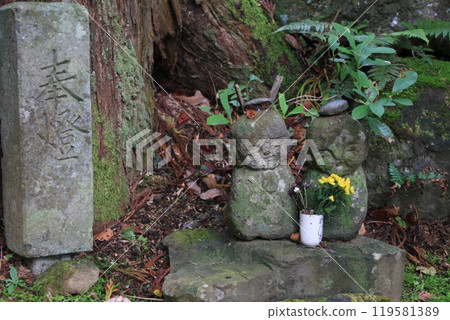 Small stone Buddha statue Small stone Buddha statue 119581389