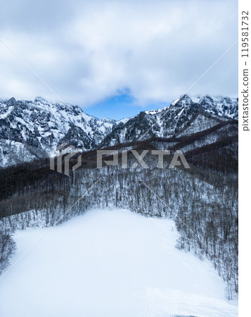 Kagamiike Pond and the Togakushi mountain range in winter (drone aerial photography) Togakushi, Nagano City, Nagano Prefecture 119581732