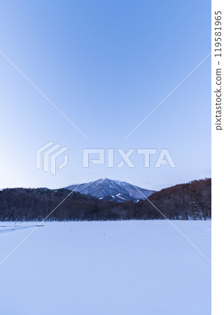 長野縣長野市飯綱高原，冬天從大穀地沼澤看到的飯綱山 119581965