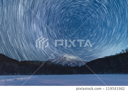 Mt. Iizuna and star trails seen from the Oyachi Marsh in winter Iizuna Highlands, Nagano City, Nagano Prefecture Mt. Iizuna and star trails seen from the Oyachi Marsh in winter Iizuna Highlands, Nagano City, Nagano Prefecture 119581982