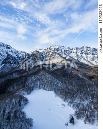 Kagamiike Pond and the Togakushi mountain range in winter (drone aerial photography) Togakushi, Nagano City, Nagano Prefecture 119582038