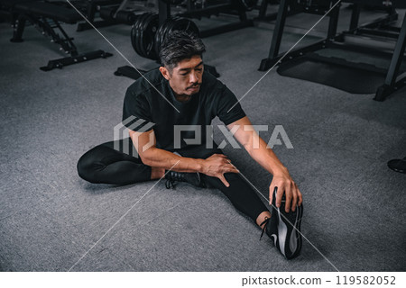 在健身房伸展的男人 在健身房伸展的男人 119582052