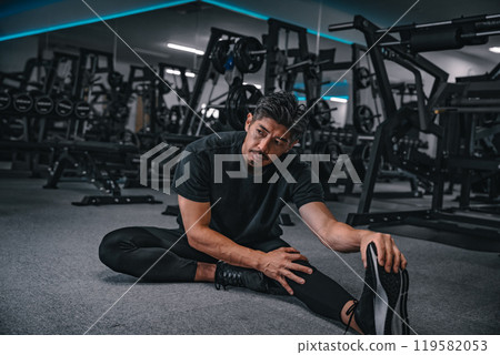 在健身房伸展的男人 119582053