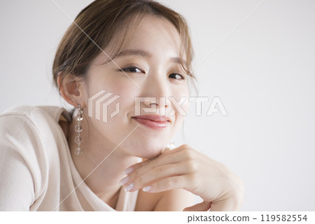 美麗的女人微笑著看著鏡頭 119582554