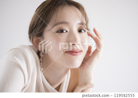 Beauty: A woman smiling at the camera 119582555