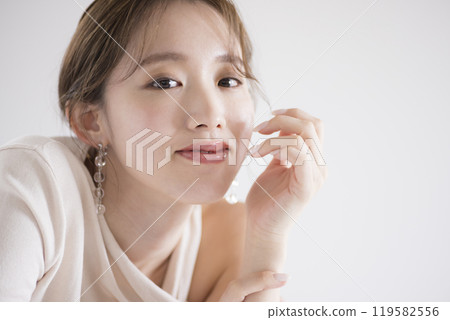 美麗的女人微笑著看著鏡頭 美麗的女人微笑著看著鏡頭 119582556