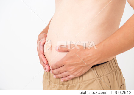 中年男子肚子鼓鼓的 中年男子肚子鼓鼓的 119582640