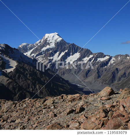 Mount Cook in summer, seen from the Sealy Tarns hiking route. 119583079