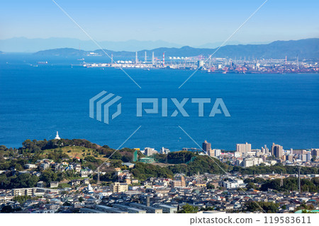 從別府灣眺望大分臨海綜合體和佐賀關 119583611