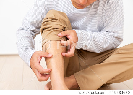 中年男子腳癢 119583620