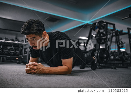 Man doing core training at the gym 119583915