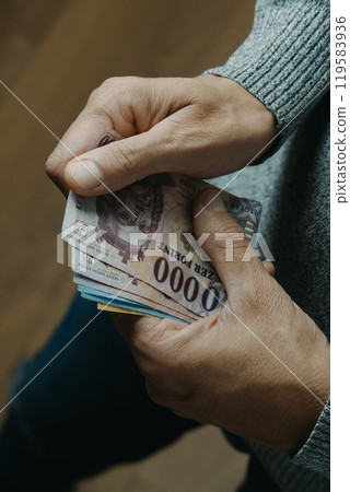 man counting some hungarian forint notes 119583936