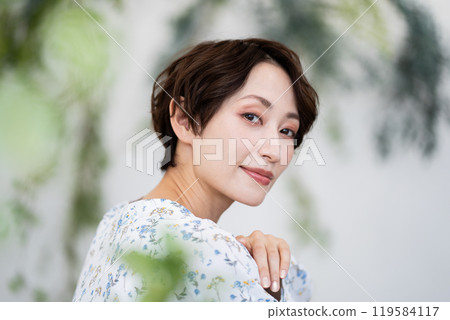 Beauty image (middle-aged woman with short hair) Beauty image (middle-aged woman with short hair) 119584117