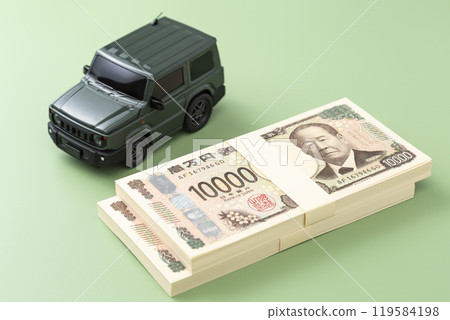 綠色背景上的玩具車 119584198