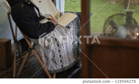 Camping in the woods with mountains and trees where you can relax and relax. 119584279