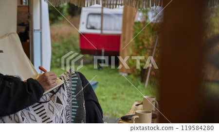 Camping in the woods with mountains and trees where you can relax and relax. 119584280