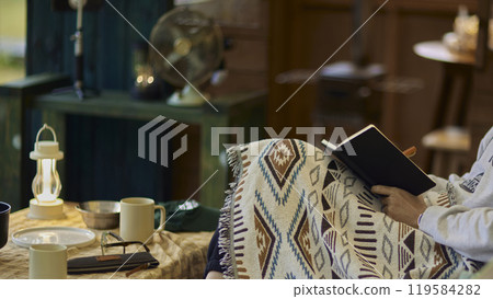 Camping in the woods with mountains and trees where you can relax and relax. 119584282