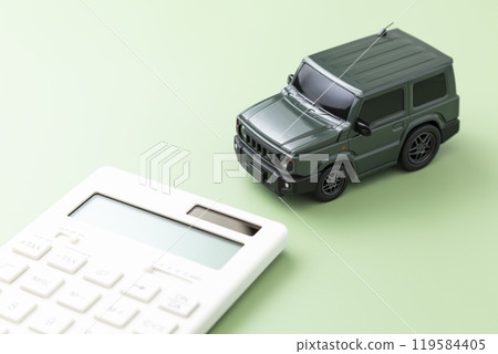 綠色背景下的玩具車和計算器 綠色背景下的玩具車和計算器 119584405