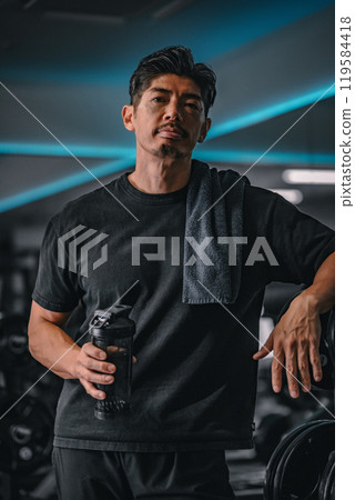 男人在健身房補水 119584418