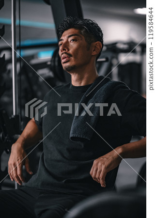 Man taking a break at the gym to hydrate 119584644