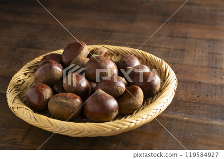 Raw chestnut 119584927