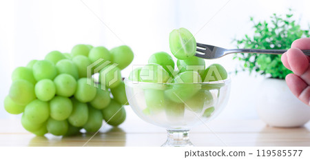 Shine Muscat grapes by the window (cut image) Shine Muscat grapes by the window (cut image) 119585577