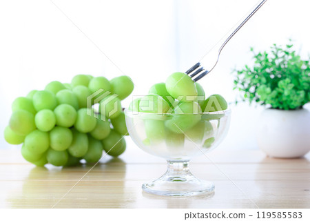 Shine Muscat grapes by the window (cut image) Shine Muscat grapes by the window (cut image) 119585583