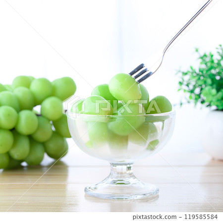 Shine Muscat grapes by the window (cut image) Shine Muscat grapes by the window (cut image) 119585584