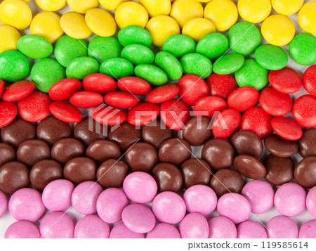 Multicolor dragee drops chocolate glazed isolated on the white background 119585614