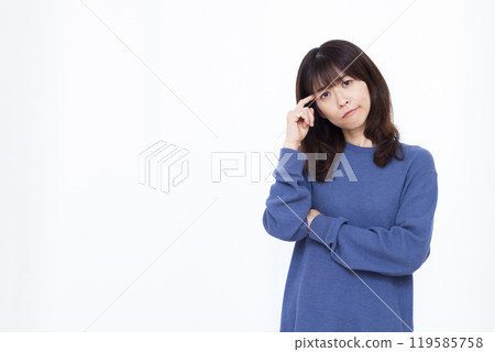 A woman who is worried 119585758