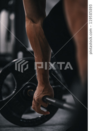 一個拿著槓鈴的人的手 119585893