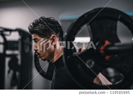 男子在健身房用槓鈴進行重量訓練 119585895