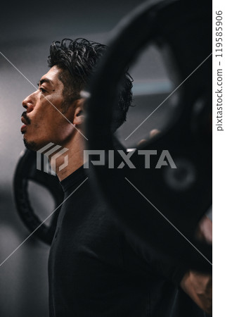 男子在健身房用槓鈴進行重量訓練 119585906