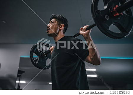 男子在健身房用槓鈴進行重量訓練 男子在健身房用槓鈴進行重量訓練 119585923