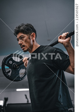 男子在健身房用槓鈴進行重量訓練 男子在健身房用槓鈴進行重量訓練 119585927