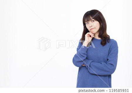 A woman who is worried 119585931